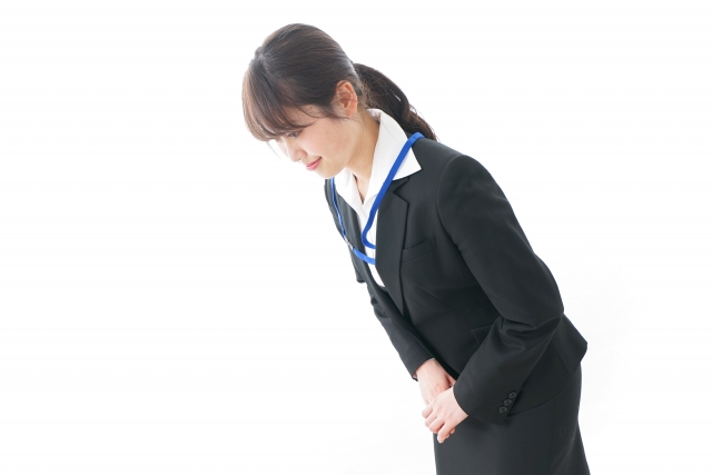 お辞儀をする女性