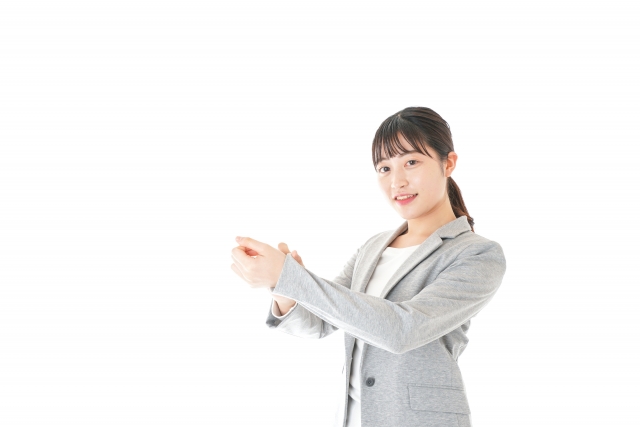 スーツの袖を引っ張る女性