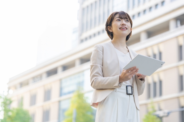 上を見上げる女性