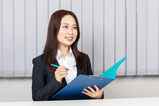 バインダーを広げる女性
