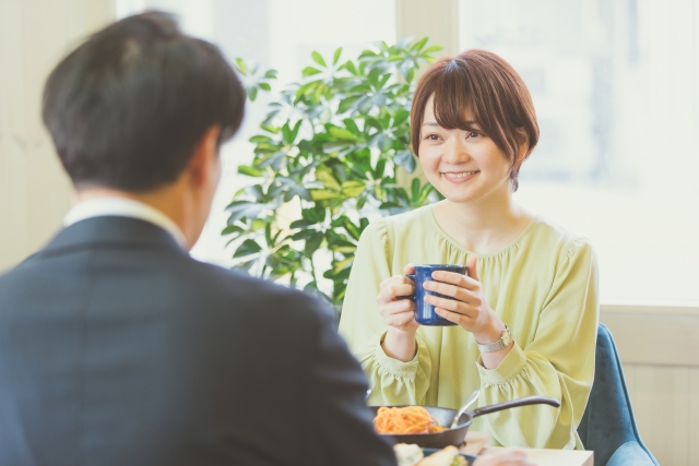 談話する女性と男性