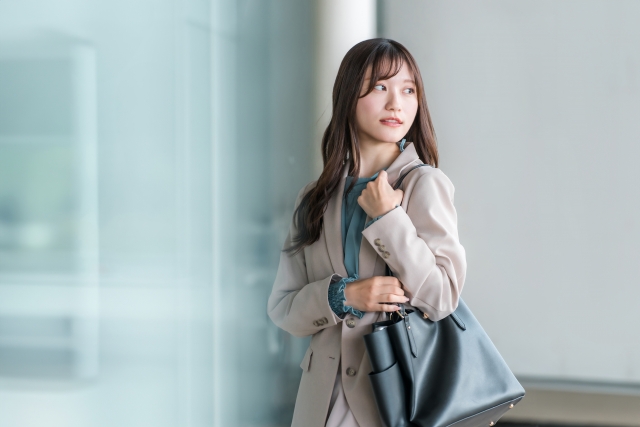 スーツ　女性　バッグ